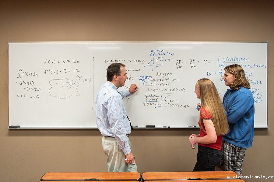 如何选择学校专用白板：关键特性和考虑因素